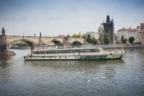 Prague : Une croisière inoubliable de 2 heures sur la rivière Vltava.