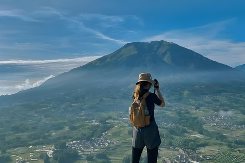 Yogyakarta: escursione guidata al Monte Andong con trasportoYogyakarta: Escursione guidata sul Monte Andong con trasporto incluso