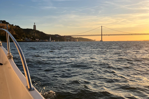 Lisbona: giro in barca al tramonto con scenario da cartolinaLisbona: gita in barca al tramonto con paesaggi da cartolina