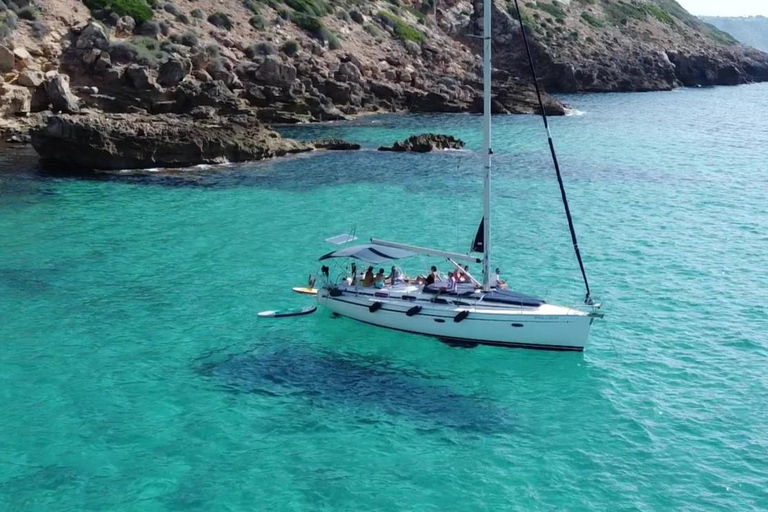 Maiorca: passeio de barco em Cala Vella com natação, comida e bebidasMaiorca: passeio de barco com natação, comida e bebidas