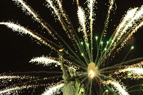 NYC: Silvester-Dinner-Kreuzfahrt mit Musik und offener BarVIP Deck Dinner Cruise Ticket