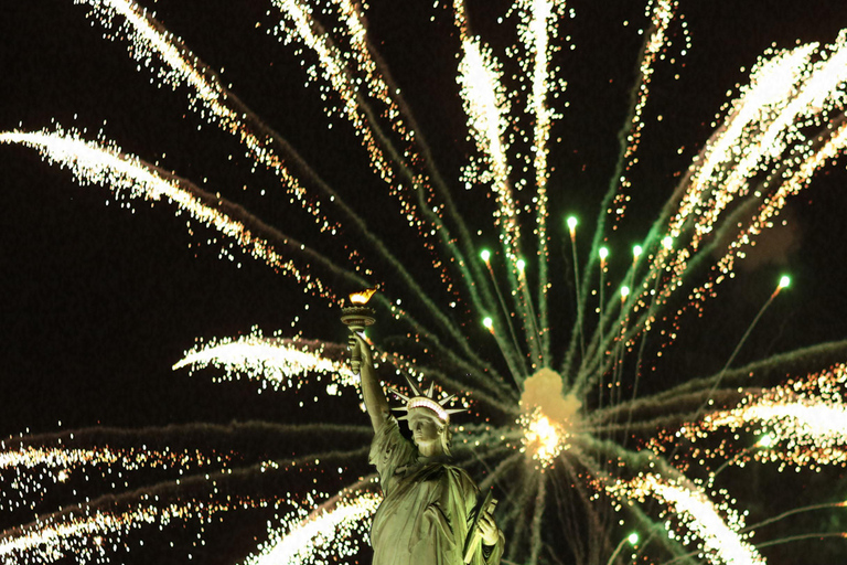 NYC: New Year&#039;s Eve Dinner Cruise with Music and Open Bar