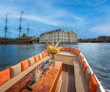 Amsterdam: Luxury Cruise Unlimited Drinks & Small Bite