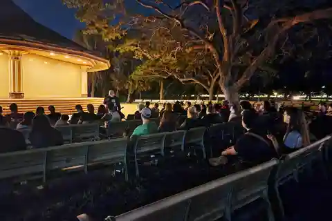 Waikiki Waikiki Night Marchers Tour a pie fantasmal