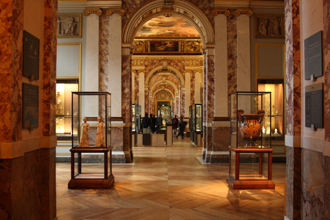 Paris: Louvre Museum Guided Highlights Tour