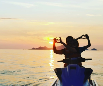 Tramonto su una moto d'acqua sul campo da golf di Ajaccio