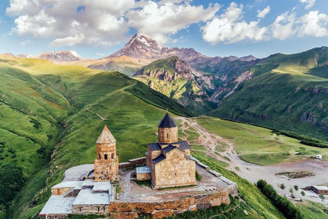 Tbilisi: tour di Kazbegi con visita alla Chiesa della Trinità di GergetiTbilisi: tour a Kazbegi con visita alla Chiesa della Trinità di Gergeti