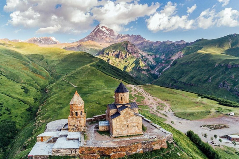 Tbilisi: tour di Kazbegi con visita alla Chiesa della Trinità di GergetiTbilisi: tour a Kazbegi con visita alla Chiesa della Trinità di Gergeti