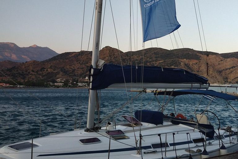 Sul de Creta: Passeio de um dia inteiro em barco à vela ao pôr do sol com petiscosDe Matala e Kokkinos Pyrgos