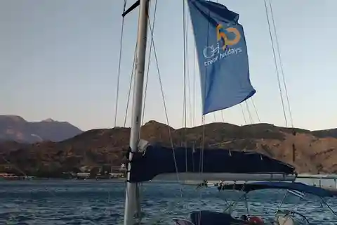 Sud de la Crète : excursion d'une journée à bord d'un voilier au coucher du soleil avec repas à volonté