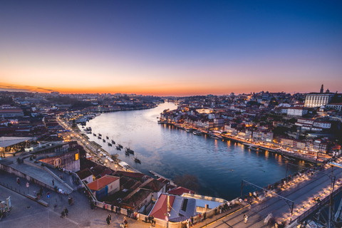 Porto: Nachttour mit traditionellem Abendessen und Fado-Show