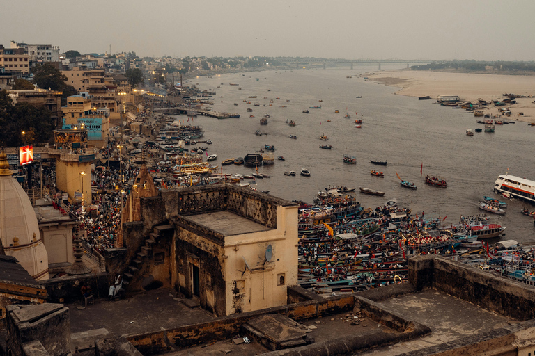 Varanasi: Passeio de cruzeiro guiado ao nascer do sol no rio Ganges e excursão a Sarnath