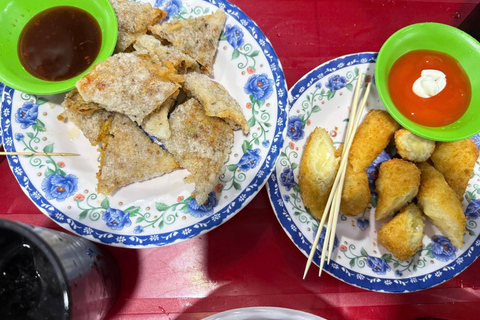 Da Nang: Walking Street Food Tour with Local Guide Group Tour (English)