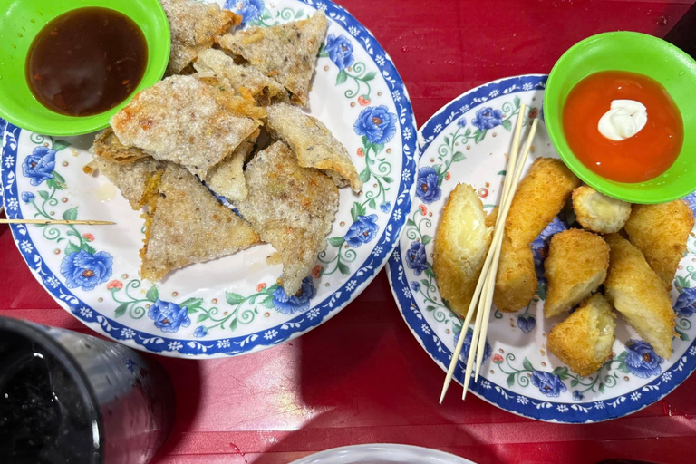 Da Nang: Walking Street Food Tour with Local Guide Group Tour (English)