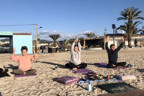 Privat yogaklass på Ibiza-stranden med vännerYoga på stranden i Ibiza med vännerna