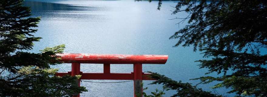 Parc UNESCO de Nagano : lac acide émeraude et ville thermale de Ghibli