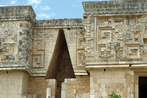 Uxmal: Geführter Rundgang durch die archäologische Stätte mit EintrittsgebührEnglische oder spanische Gruppentour mit Eintrittspreisen