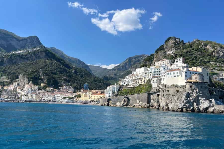 Amalfiküste auf dem Seeweg: Tagestour ab Neapel. Foto: GetYourGuide