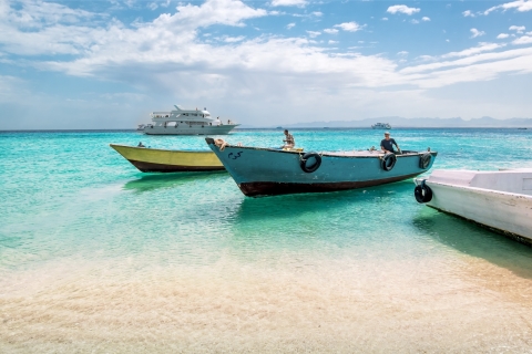Makadi Baai: Orange Island Trip met Snorkelen & ParasailingVan Makadi Baai Tour met Privé Transfer