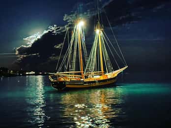Palamós: Sunset Boat Tour with Glass of Cava