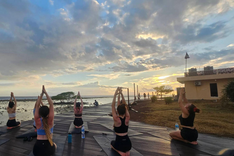 جيلي تراوانجان: يوغا على الشاطئ عند شروق الشمس وغروبها في جزيرة جيلييوغا على الشاطئ عند شروق الشمس 