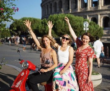 Rome: Vespa Tour with Pro Photoshoot