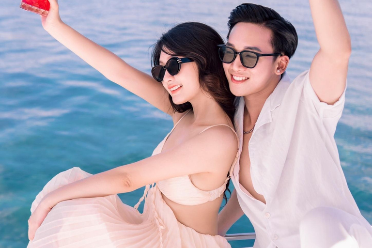 Da Nang: Discover Son Tra Bay on Luxury Sailing Catamaran 2-Hour Luxury Catamaran Scenic Cruise with Drink & Transfer
