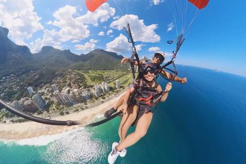 Paragliding flight with the most beautiful view of Rio de Janeiro Paragliding with the most beautiful view of Rio de Janeiro