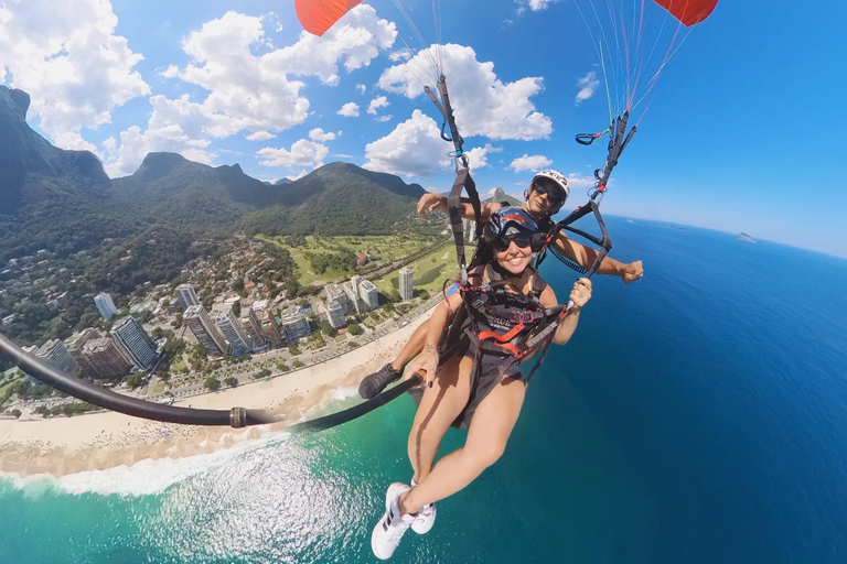 Paragliding flight with the most beautiful view of Rio de Janeiro Paragliding with the most beautiful view of Rio de Janeiro