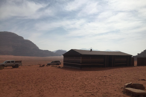 Wadi Rum: Excursión en Jeep 4x4 6h con puesta de sol y con pernoctación