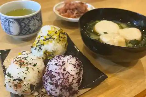 高山：お寺でおにぎりと味噌汁作り
