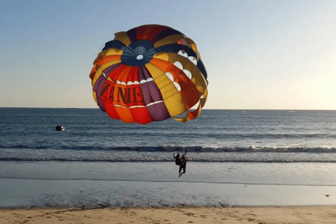 Langkawi: Aktivitäten am Strand von CenangParasailing auf dem Boot