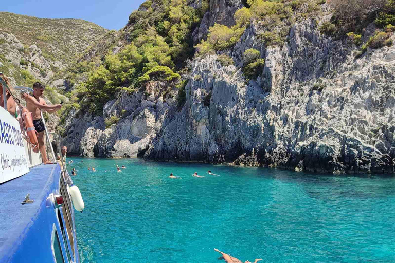 Zatoka Navagio Biała plaża Zachodnie wybrzeże Porto Vromi Anafonitria