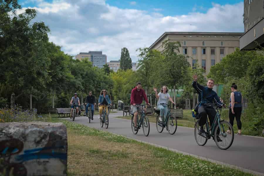 Berlin: Geführte Radtour zu versteckten Schätzen abseits der ausgetretenen Pfade. Foto: GetYourGuide