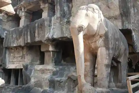 From Bhusawal: 1-day or 2-day Ajanta and Ellora Caves Tour.