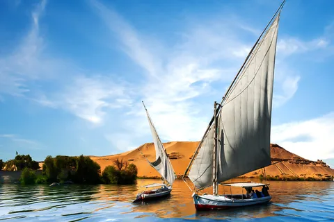 Excursion privée en felouque à Assouan : navigation autour de l'île d'Éléphantine.