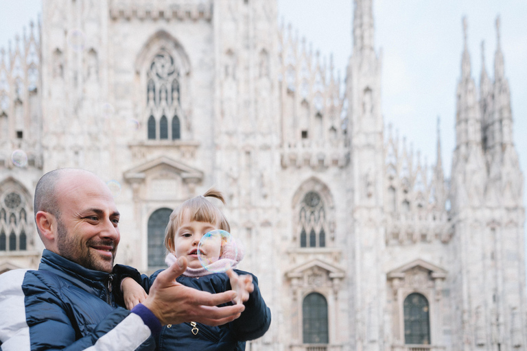 Milan: Photoshoot at the Cathedral Standard (20 photos)