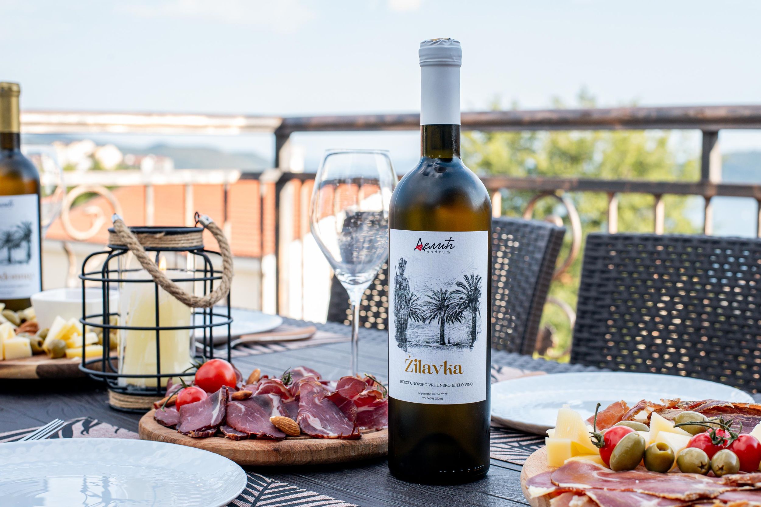 Herceg Novi: Weinprobe von 3 verschiedenen Weinen und Canapés
