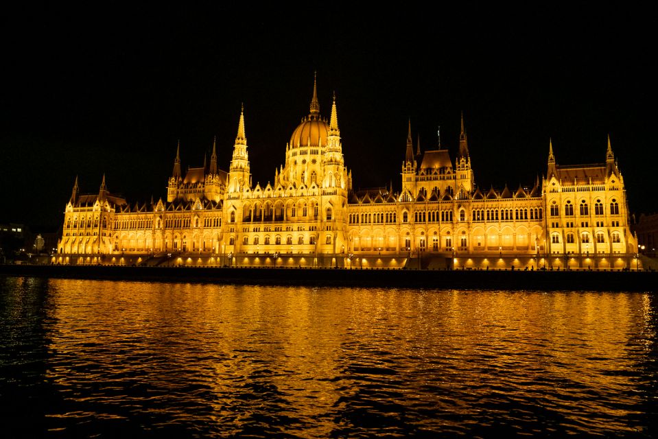 Rejs statkiem po Dunaju z kolacją przy świecach i muzyką na żywo