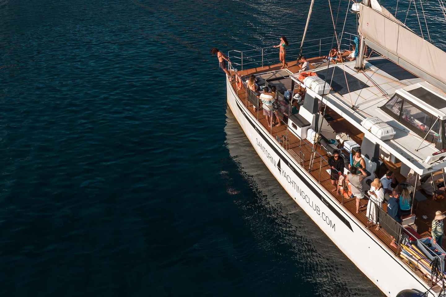 Croisière en catamaran à Santorin avec repas inclus