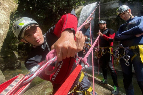 Extreem Canyoning ALL Inclusive bij MedellínRivier La Chorrera