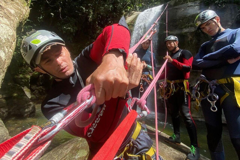 Extreme Canyoning ALL Inclusive nära MedellínFloden El Chispero