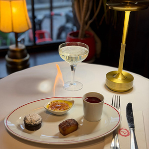 Paris: Genieße ein Glas Champagner mit Süßigkeiten am Arc de Triomphe