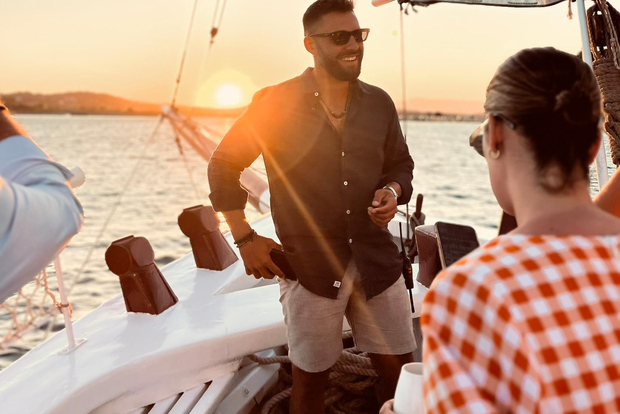 Corfú: Crucero al atardecer en barco clásico con cócteles y aperitivos