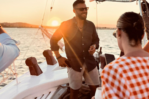 Corfú: Crucero al atardecer en barco clásico con cócteles y aperitivos