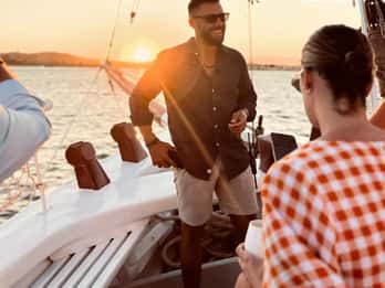 Corfú: Crucero al atardecer en barco clásico con cócteles y aperitivos