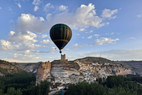 Alcalá del Júcar: Sunrise Hot Air Balloon Flight