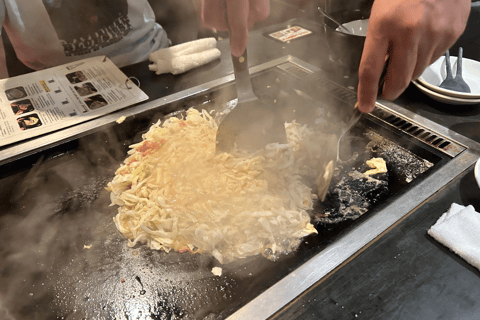 Tokyo: Tsukishima Monja Street Food Tour with Guide
