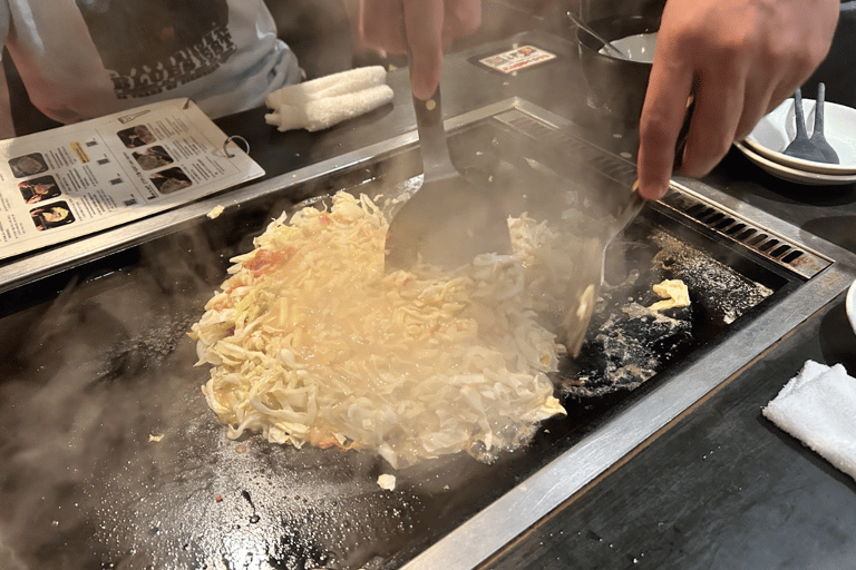 Tokyo: Tsukishima Monja Street Food Tour with Guide