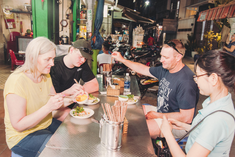 Saigon : Visite privée des ruelles à pied avec plus de 10 dégustationsSaigon : Visite à pied de la cuisine de rue avec un étudiant local